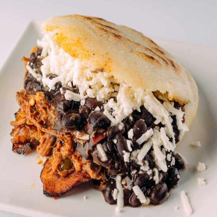 Arepa Pabellón (Carne Desfiada e Banana)