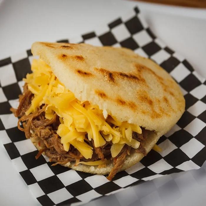 Arepa Peluda: Carne Desfiada e Queijo