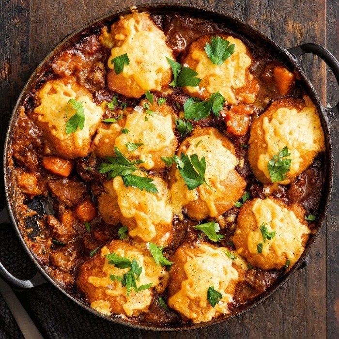 Ensopado de Carne com Bolinhos Britânicos