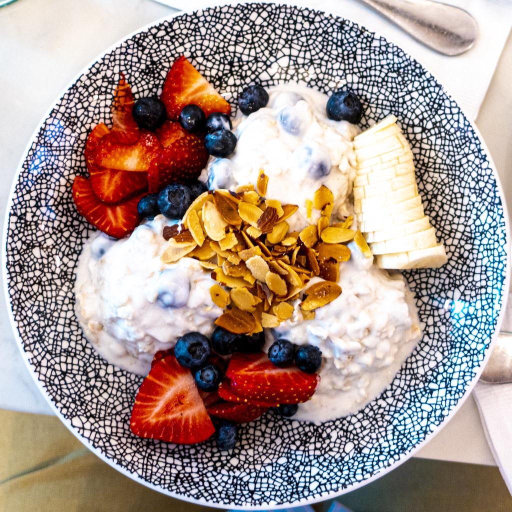 Iogurte proteico caseiro com frutas