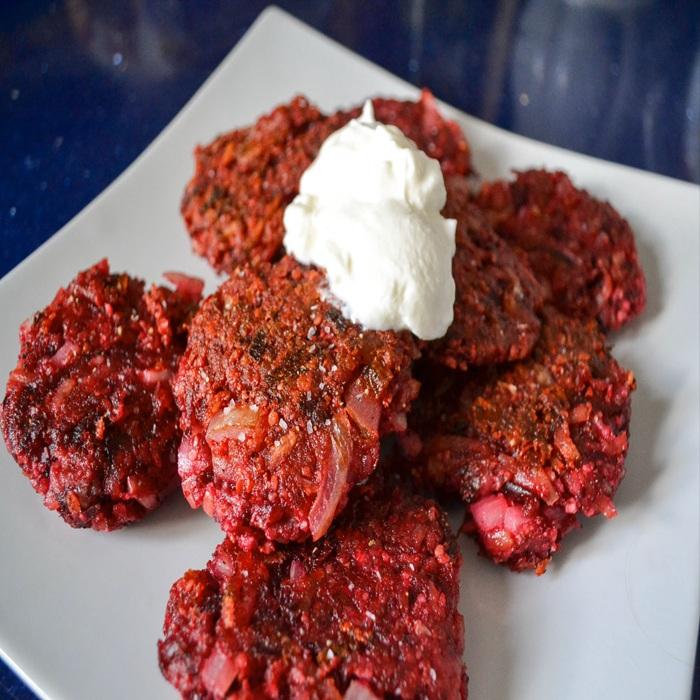 Latkes de Beterraba com Molho de Hortelã e Salada Fresca