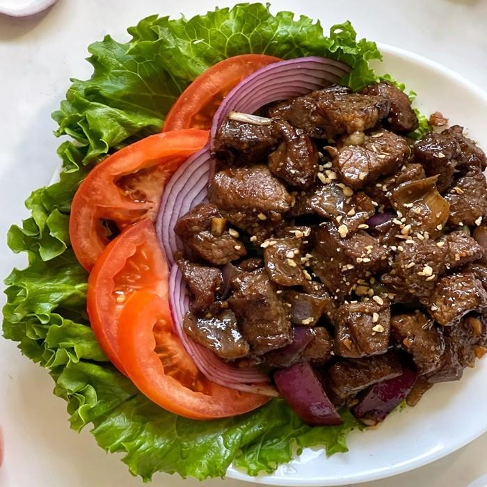 Lok Lak de Carne ao Estilo Cambojano
