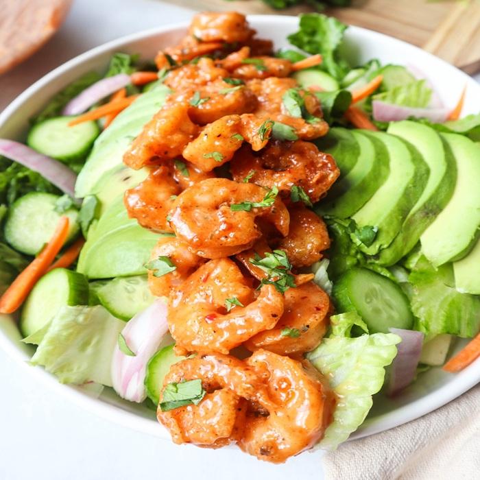 Salada Refrescante de Camarão com Molho de Amendoim